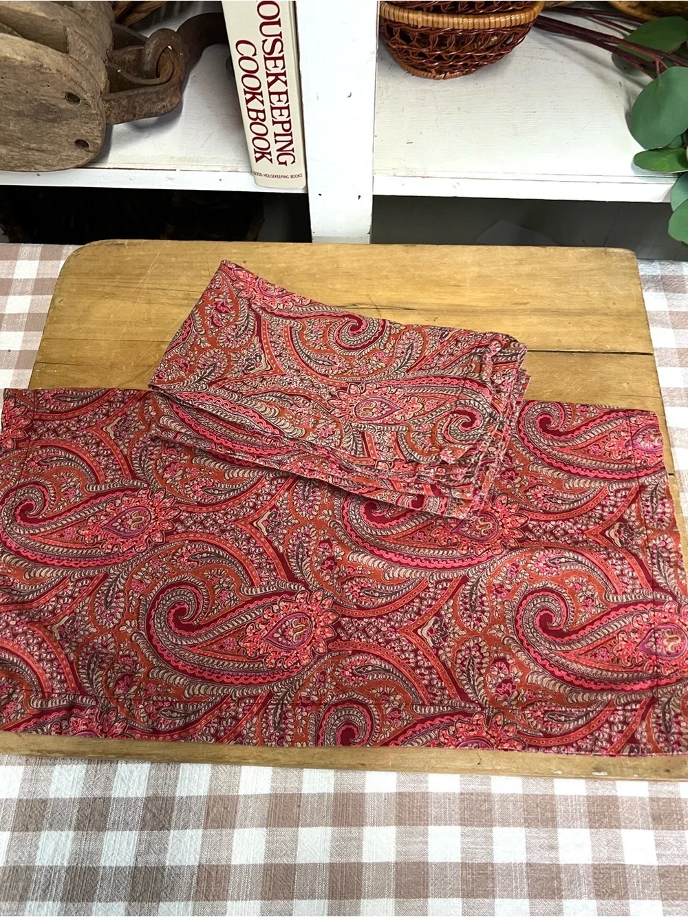 Sur la table cotton napkins paisley
